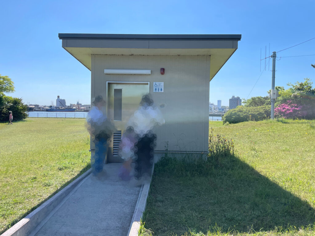 橋を渡った後、会場入り口手前のトイレ